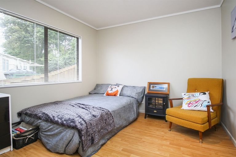 Photo of property in 16 Frosses Place, Massey, Auckland, 0614