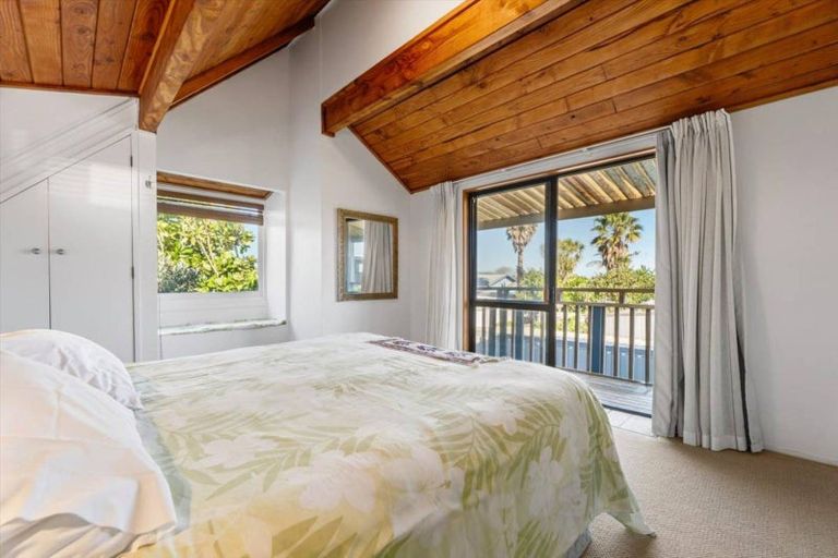 Photo of property in 988 Papamoa Beach Road, Papamoa Beach, Papamoa, 3118
