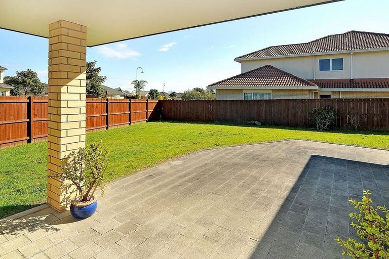 Photo of property in 2 Ridgefield Lane, East Tamaki Heights, Auckland, 2016