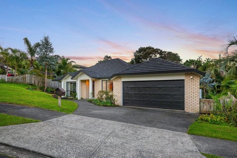 Photo of property in 11 Nottingham Place, Northcross, Auckland, 0630