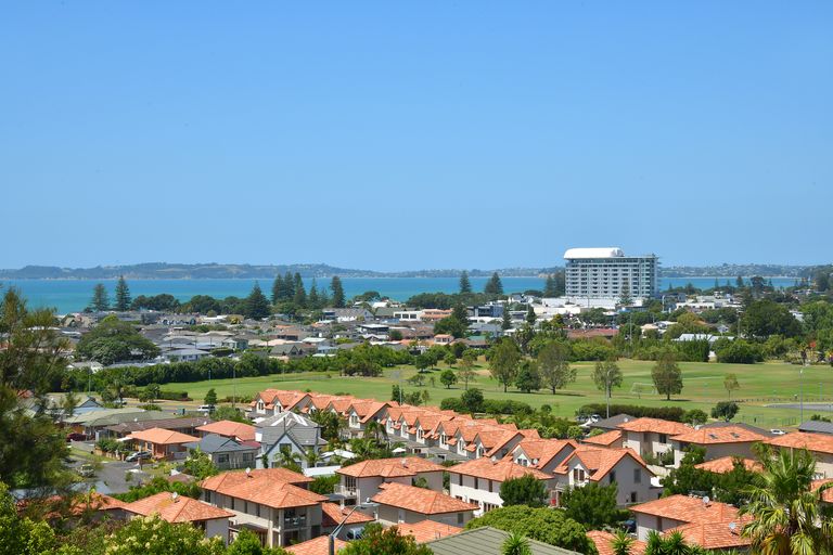 Photo of property in 11b Orewa Heights Crescent, Orewa, 0931