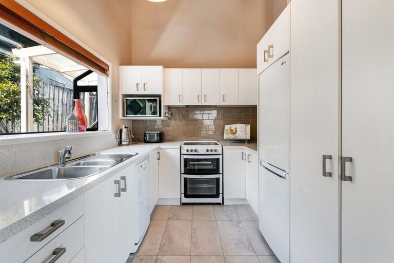 Photo of property in 2/10 Sevilla Place, Unsworth Heights, Auckland, 0632