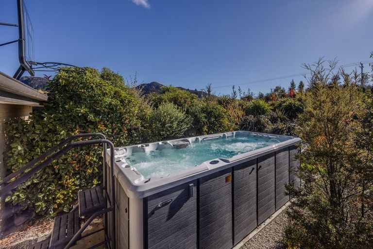 Photo of property in 10 Jack Young Place, Albert Town, Wanaka, 9305