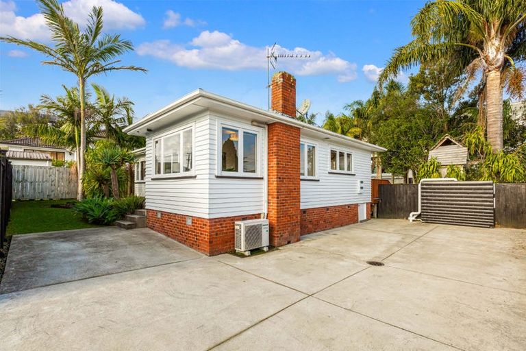 Photo of property in 16 Gloria Avenue, Te Atatu Peninsula, Auckland, 0610