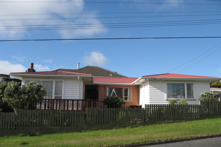 Photo of property in 44 Kenmore Street, Newlands, Wellington, 6037