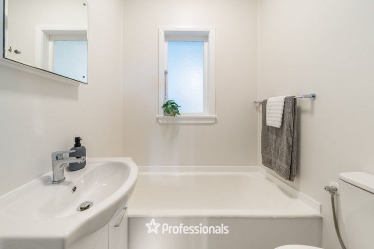 Photo of property in 17 Maungaraki Road, Korokoro, Lower Hutt, 5012