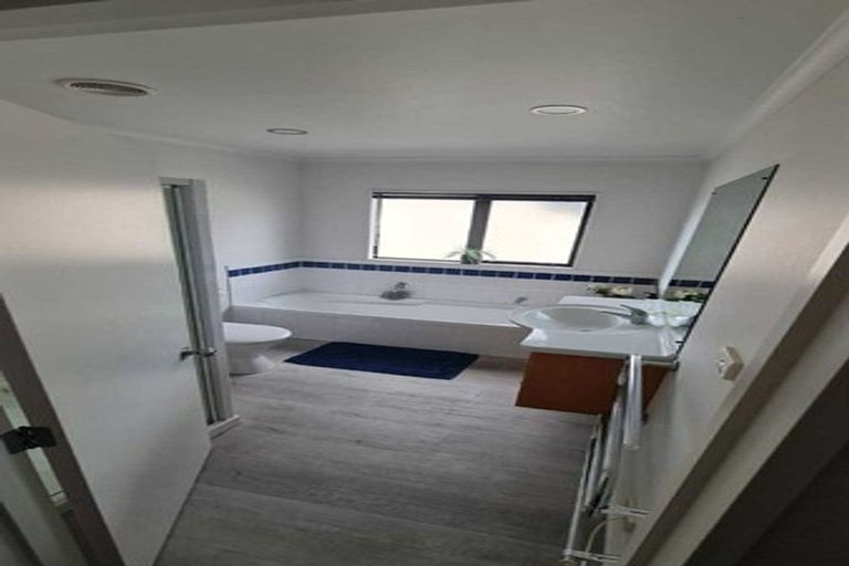 Photo of property in 6 Thornbury Crescent, East Tamaki Heights, Auckland, 2016