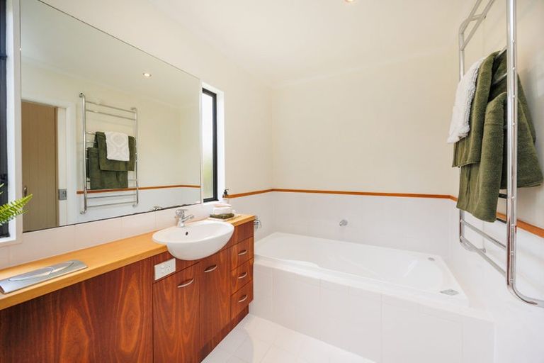 Photo of property in 3 The Oaks, Awapuni, Palmerston North, 4412