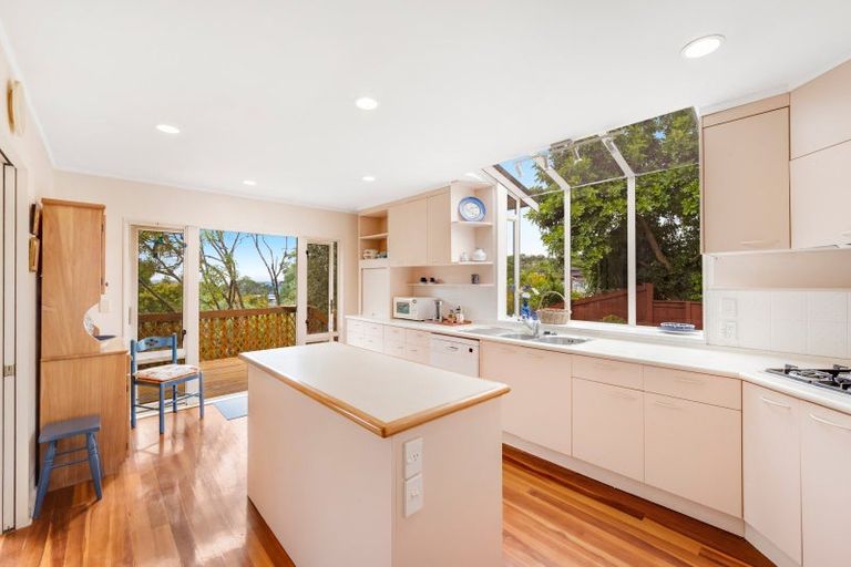 Photo of property in 18 Gibson Place, Mellons Bay, Auckland, 2014