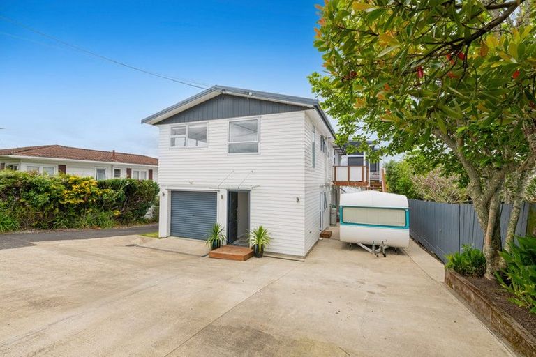 Photo of property in 1/302 Sunset Road, Windsor Park, Auckland, 0632