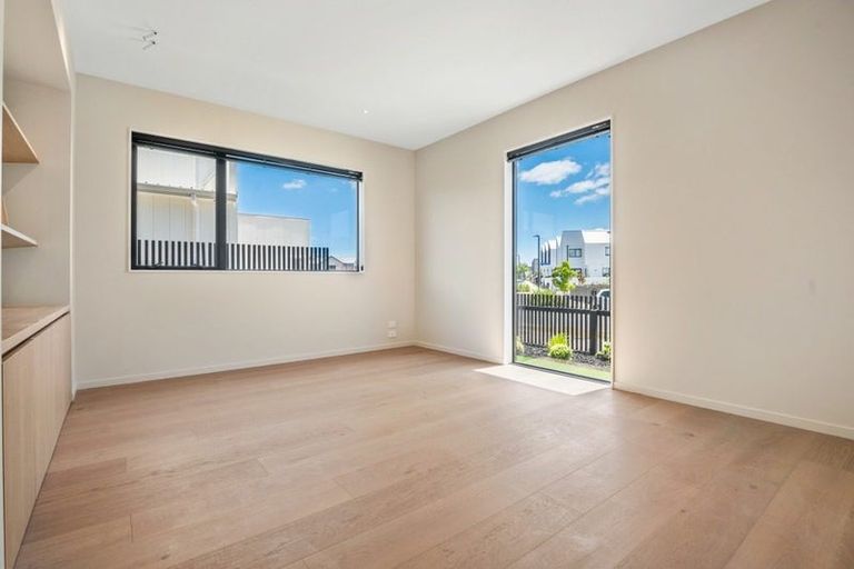 Photo of property in 43 Bristol Freighter Road, Hobsonville, 0616