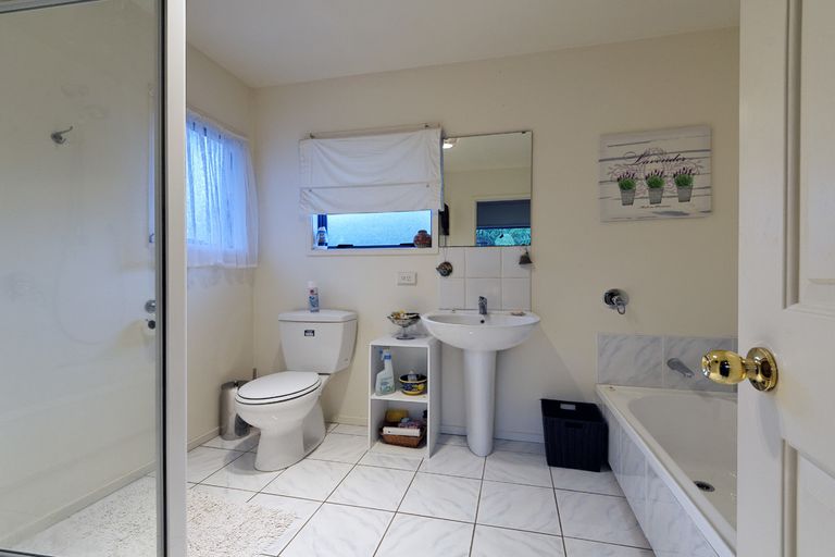 Photo of property in 35 Chamari Close, Titirangi, Auckland, 0604