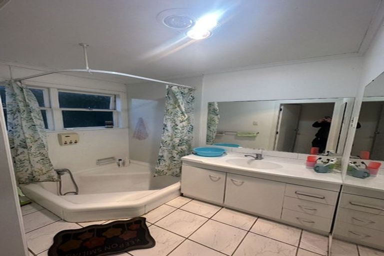 Photo of property in 25 Ellice Road, Totara Vale, Auckland, 0629