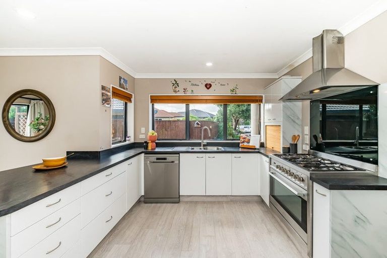 Photo of property in 32 Quadrant Heights, Paraparaumu, 5032