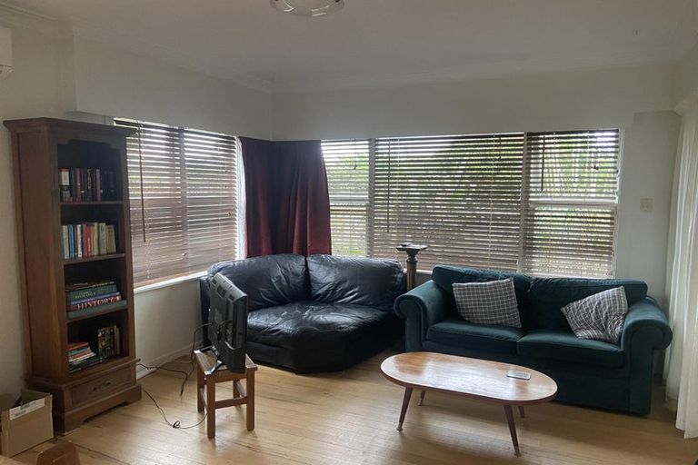 Photo of property in 2/2 Earl Road, Titirangi, Auckland, 0604