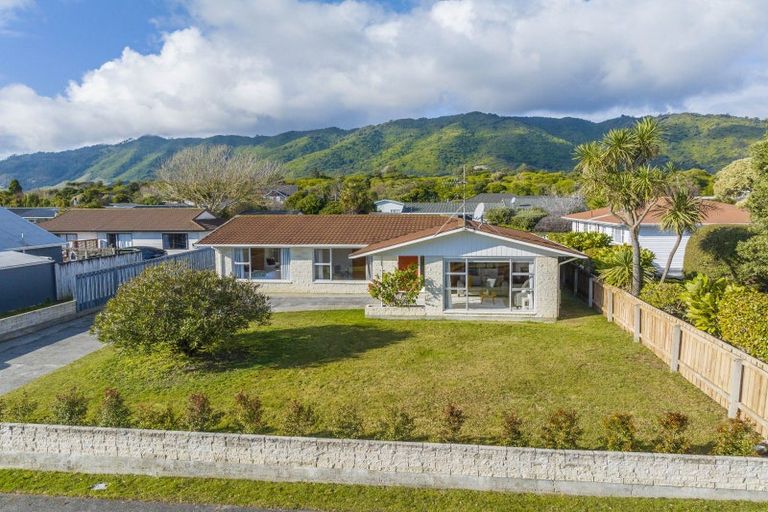 Photo of property in 11 Matai Street, Waikanae, 5036
