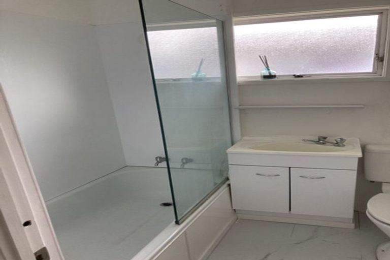 Photo of property in 1/247 Wairau Road, Totara Vale, Auckland, 0627