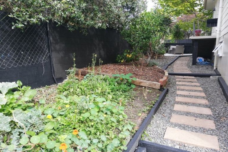 Photo of property in 18 George Herring Place, Glen Eden, Auckland, 0602