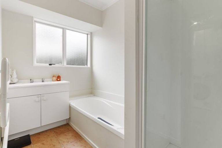 Photo of property in 16 Carillon Place, Massey, Auckland, 0614