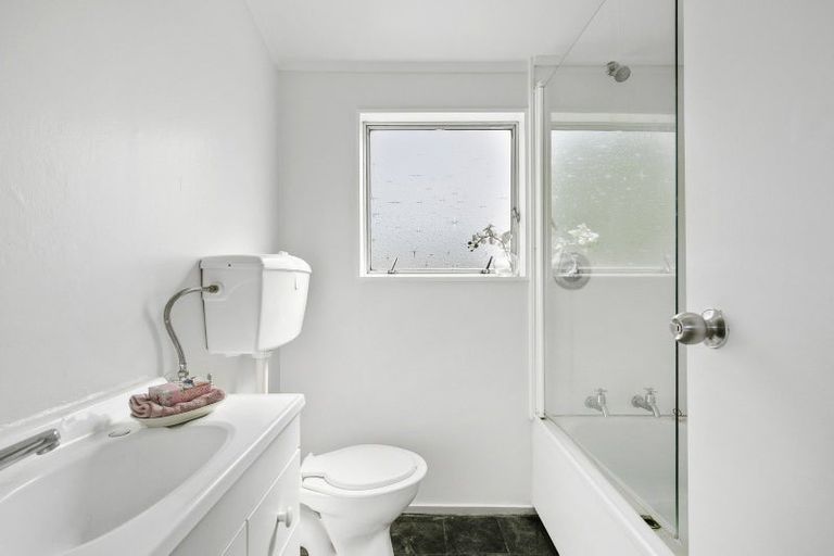 Photo of property in 5a Sunhaven Drive, Newlands, Wellington, 6037