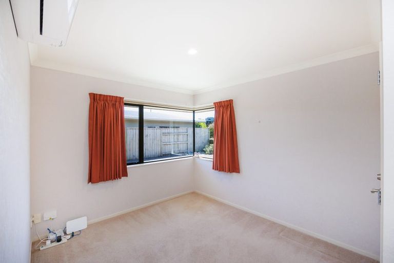 Photo of property in 23 Johnstone Drive, Fitzherbert, Palmerston North, 4410