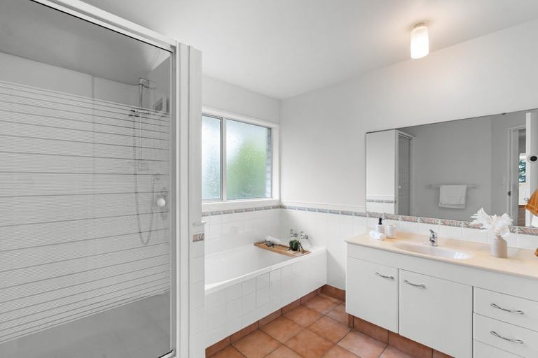 Photo of property in 17 Highland Place, Avonhead, Christchurch, 8042