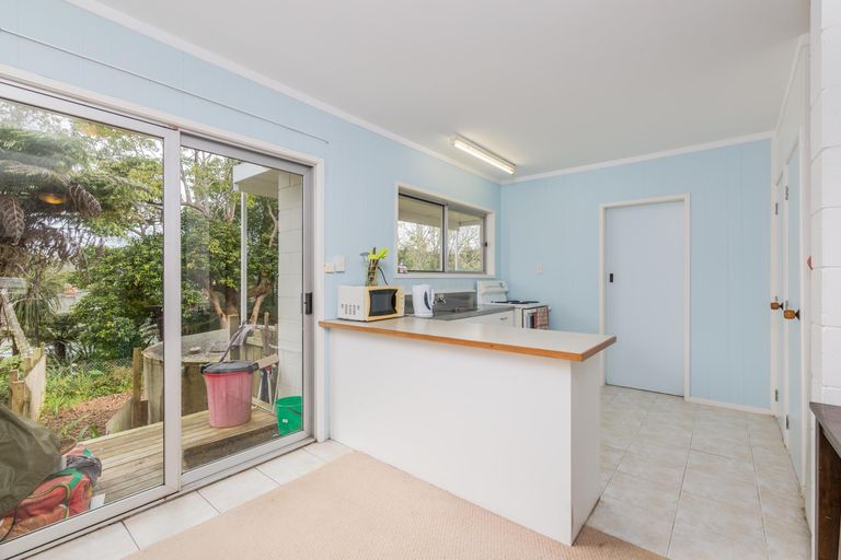 Photo of property in 35 Kemp Road, Massey, Auckland, 0614