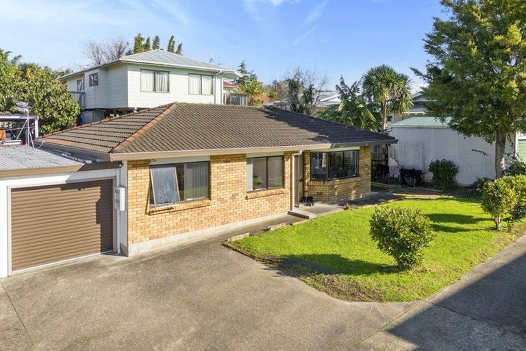 Photo of property in 2/27 Rata Street, New Lynn, Auckland, 0600