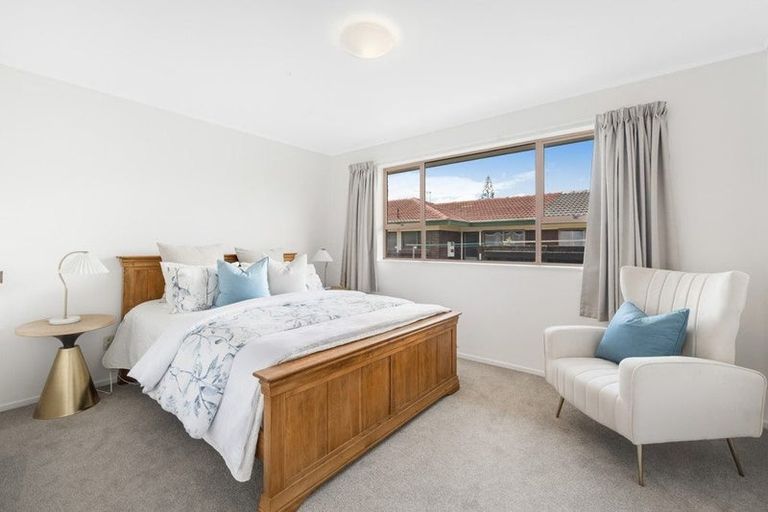 Photo of property in 2/38 Ballater Place, Highland Park, Auckland, 2010