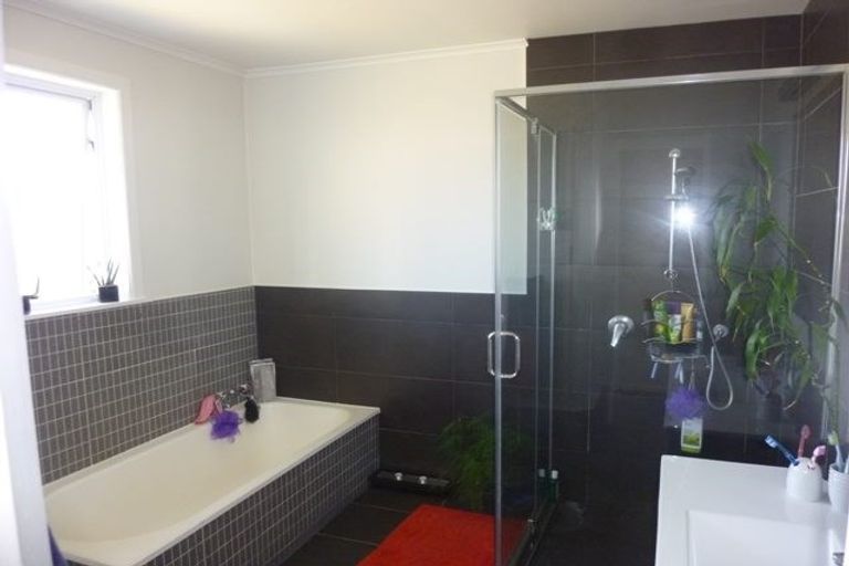 Photo of property in 20 Geordie Street, Henderson, Auckland, 0612