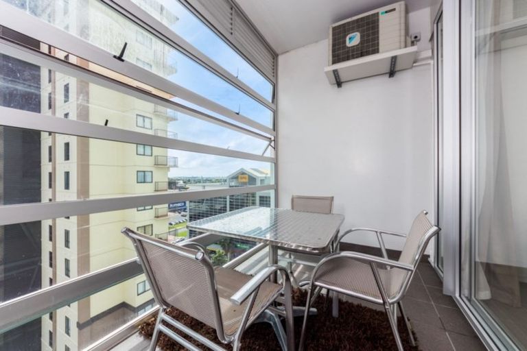 Photo of property in 402/17 Osterley Way, Manukau, Auckland, 2104