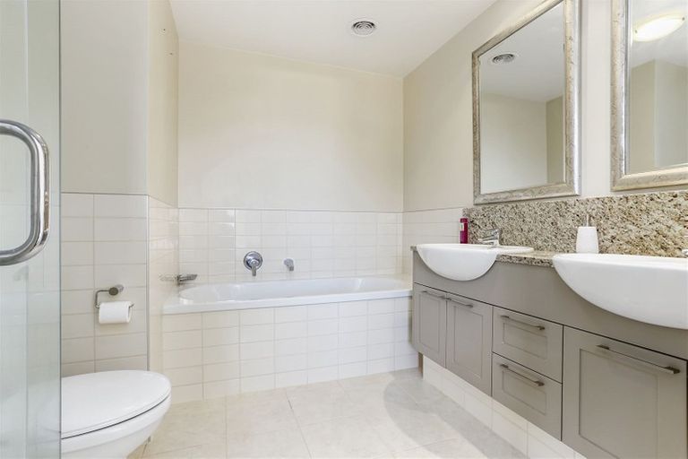 Photo of property in 2a/7 Frieston Road, Milford, Auckland, 0620