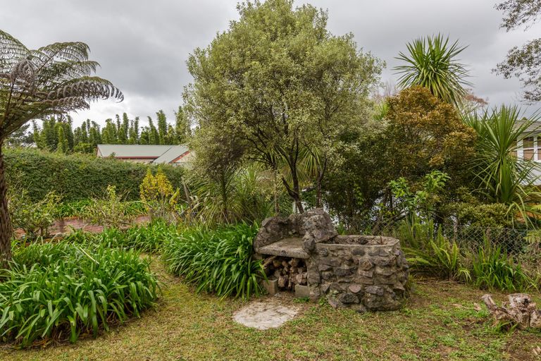 Photo of property in 35 Kemp Road, Massey, Auckland, 0614