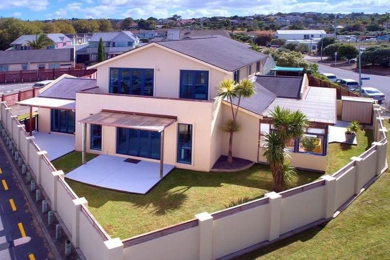 Photo of property in 11k Clearwater Cove, West Harbour, Auckland, 0618