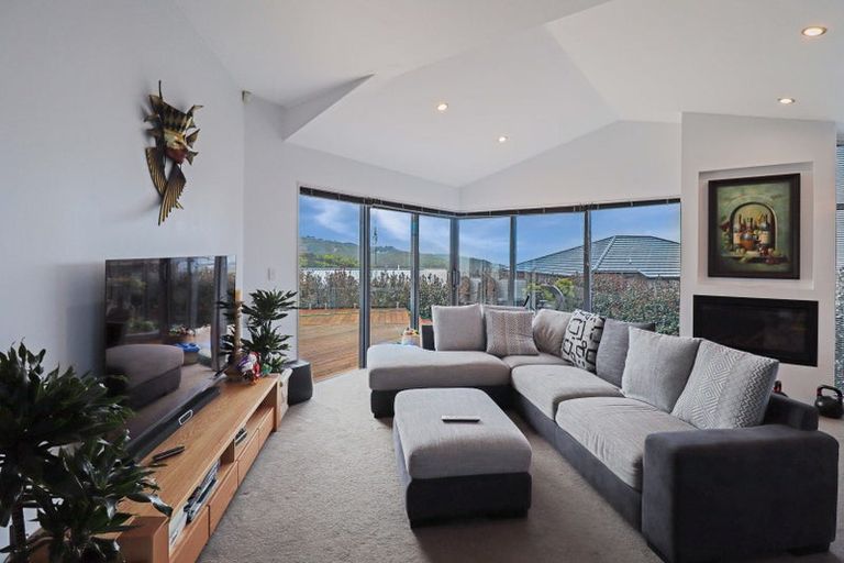 Photo of property in 63 Tamworth Crescent, Newlands, Wellington, 6037