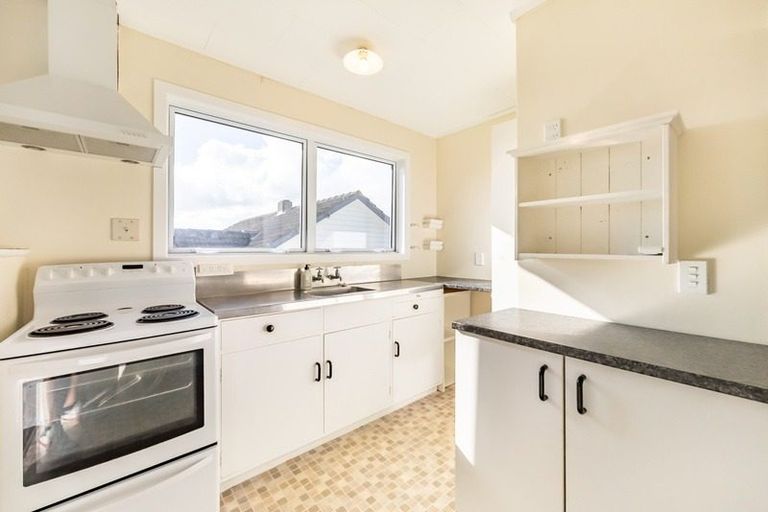 Photo of property in 2/24 Bell Street, Tawa, Wellington, 5028