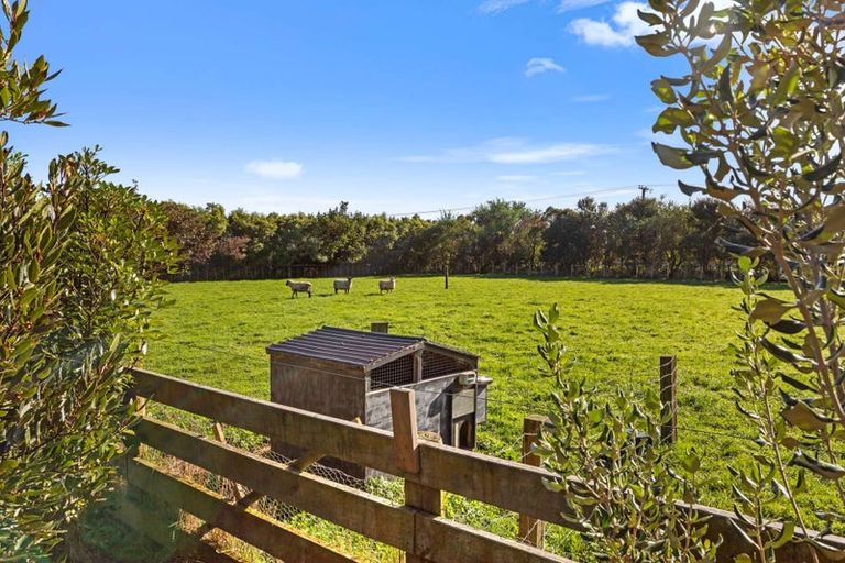 Photo of property in 468 Tararua Road, Levin, 5571