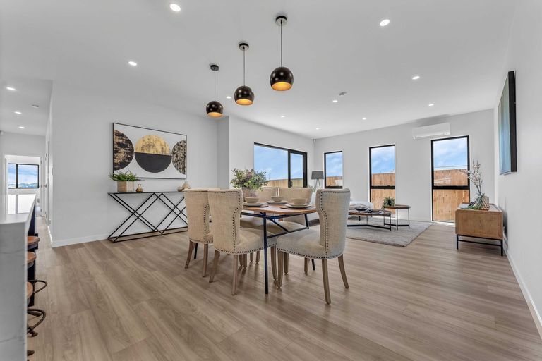 Photo of property in 27 Korowhiti Road, Clarks Beach, 2122