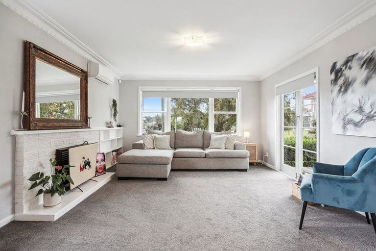 Photo of property in 4 Maunder Place, New Lynn, Auckland, 0600