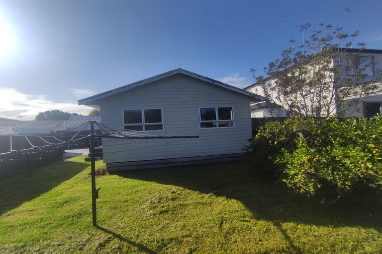 Photo of property in 22 Kaurilands Road, Titirangi, Auckland, 0604