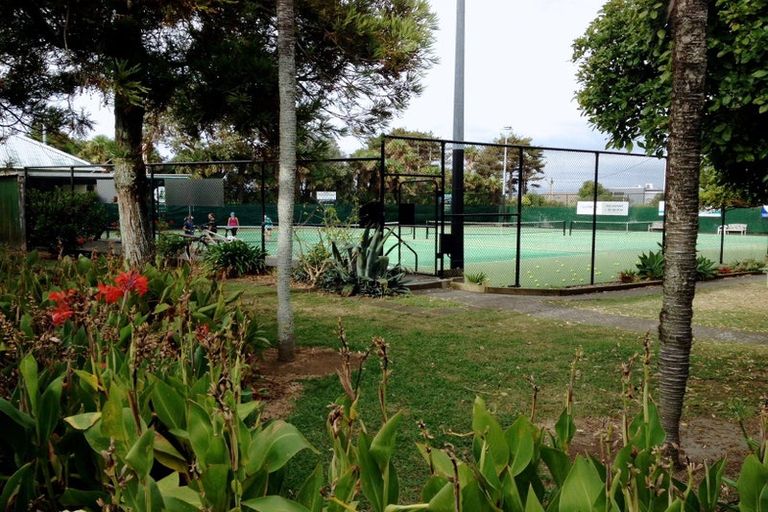 Photo of property in 8a Dodson Avenue, Milford, Auckland, 0620