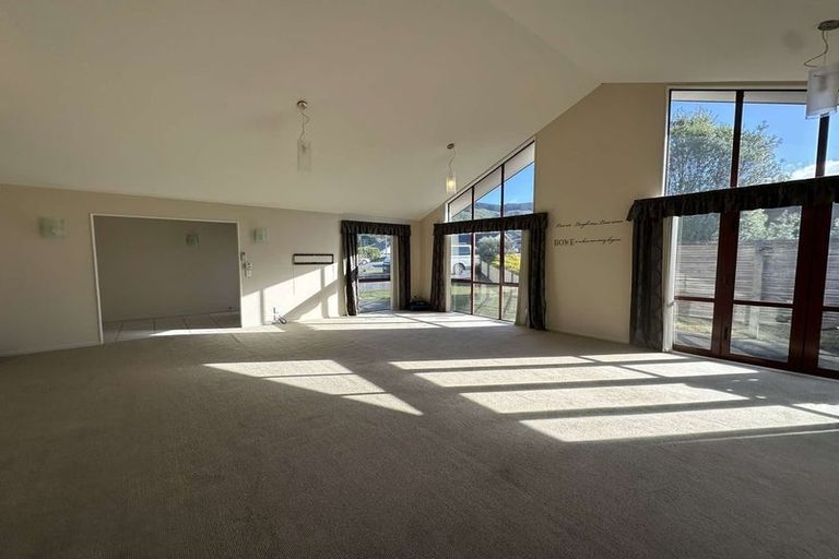 Photo of property in 37 Mcewen Crescent, Riverstone Terraces, Upper Hutt, 5018