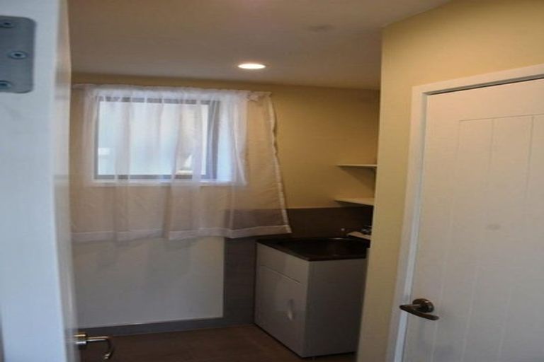 Photo of property in 1/2 Grenadine Place, Unsworth Heights, Auckland, 0632