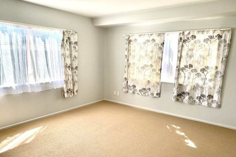 Photo of property in 2/47 Greenslade Crescent, Northcote, Auckland, 0627