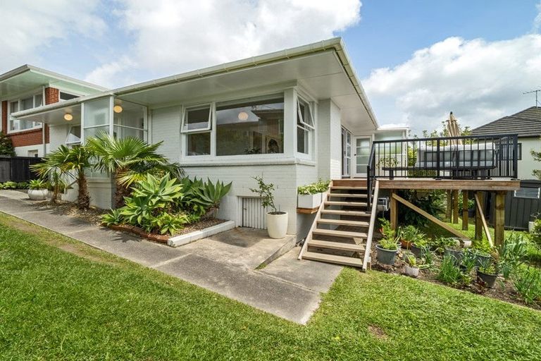 Photo of property in 3/619 Beach Road, Rothesay Bay, Auckland, 0630