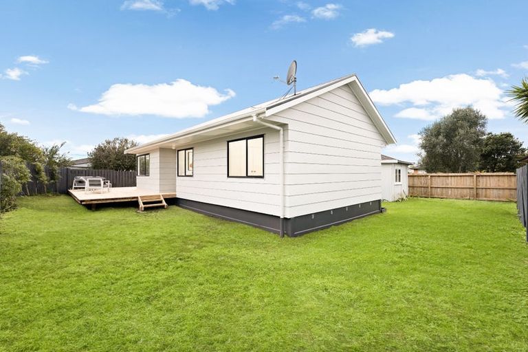 Photo of property in 2/7 Rewarewa Road, Te Atatu Peninsula, Auckland, 0610