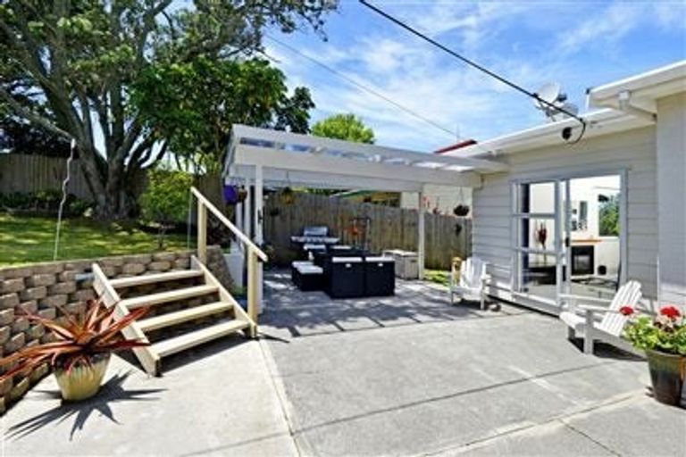 Photo of property in 1/552 Beach Road, Rothesay Bay, Auckland, 0630