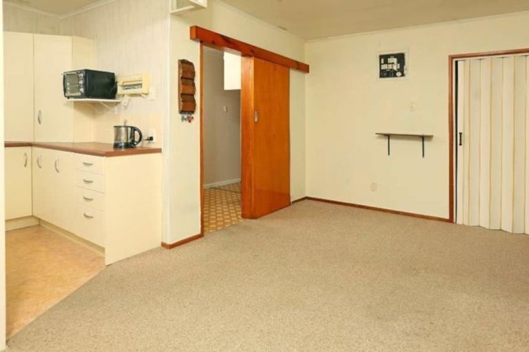 Photo of property in 24 Taikata Road, Te Atatu Peninsula, Auckland, 0610