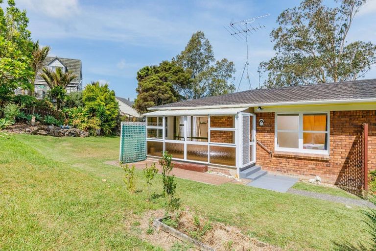 Photo of property in 2/53 Ayton Drive, Totara Vale, Auckland, 0629