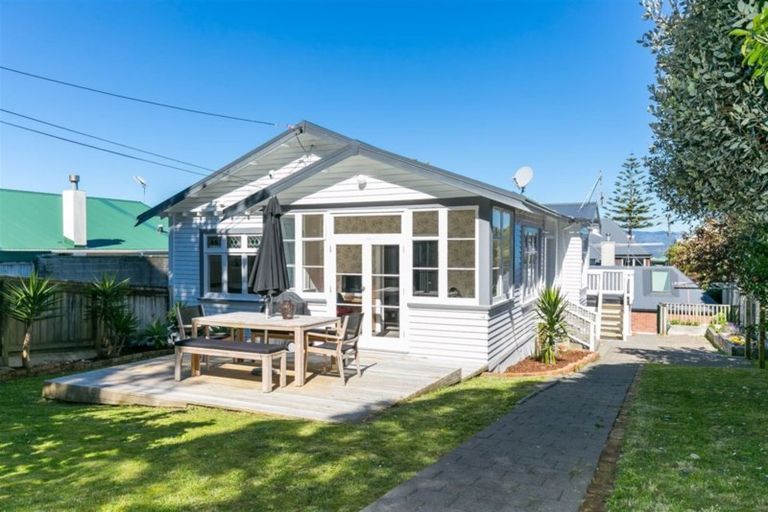 Photo of property in 16 Ranui Crescent, Khandallah, Wellington, 6035